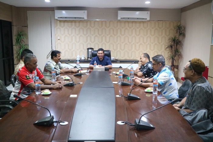 Para pengurus Pengkot PBVSI Singkawang audiensi dengan Pj Sekda Kota Singkawang Aulia Chandra, Jumat (7/6) terkait peminjaman gedung untuk latihan dan pembinaan atlet voli Singkawang