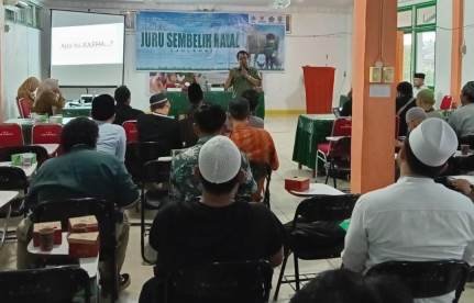 Menjelang Idul Adha, sebanyak 50 orang juru sembelih dari perwakilan 15 Kecamatan di Sanggau diberikan bimtek juru sembelih halal (juleha), Selasa (4/6). Foto: pek