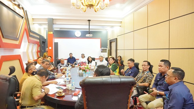 Pj Bupati Sanggau, Suherman memanggil manajer 10 BUMN yang beroperasi di Sanggau, Selasa (24/6). Pemanggilan itu terkait dengan kontribusinya dalam bentuk CSR. Foto: pek