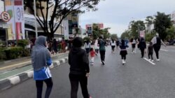 Warga Pontianak antusias melakukan aktifitas olahraga setelah area Car Free Day (CFD) di Jalan Ahmad Yani Pontianak mulai dibuka kembali, Minggu (30/6) pagi. Foto: egi