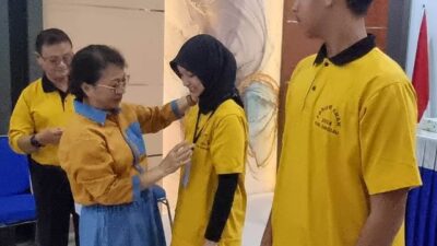 Pj Ketua TP PKK Sanggau, Lusia Suherman saat menyematkan tanda peserta peningkatan kapasitas anak, Kamis (6/6). Kesempatan itu diingatkan bahwa bahaya digitalisasi sama dengan narkoba. Foto: pek