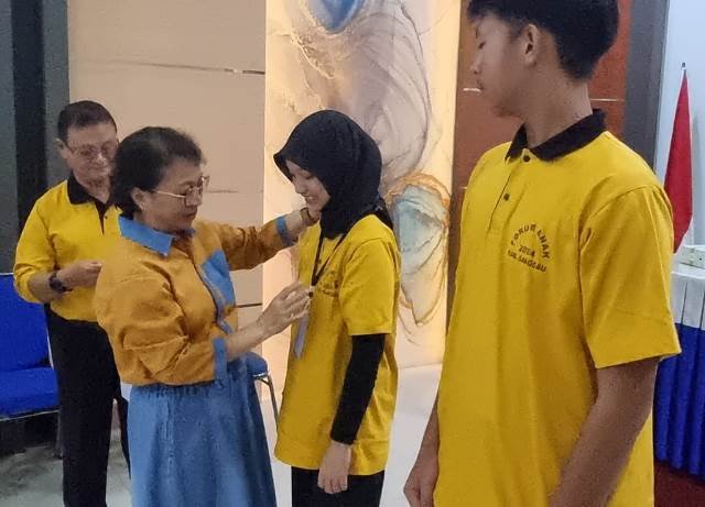 Pj Ketua TP PKK Sanggau, Lusia Suherman saat menyematkan tanda peserta peningkatan kapasitas anak, Kamis (6/6). Kesempatan itu diingatkan bahwa bahaya digitalisasi sama dengan narkoba. Foto: pek