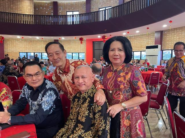 Pengurus Perkumpulan Hakka Kalbar dari kiri-kanan yakni Aseng Efendi Yusup, Jimmy, Bruder Stephanus Paiman OFMCap dan Sekretaris Hakka Kalbar Ellisabeth Elly saat HUT ke-10 Perkumpulan Hakka Indonesia pada Minggu (16/6). Foto: ist