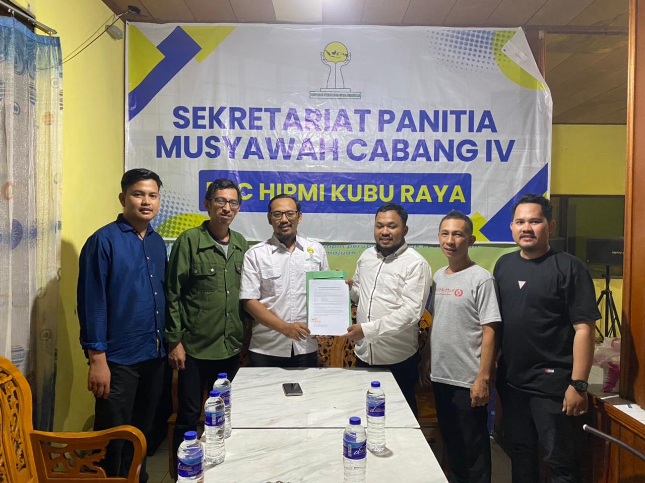 Ketua Panitia Pengarah M Rizqan Lazuardi dan anggota menerima pengembalian berkas pendaftaran Ramadan Yoga Sagama saat yang maju balon Ketum HIPMI Kubu Raya periode 2024 - 2027, Sabtu (29/6). Foto: rif