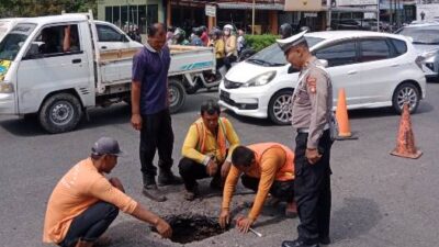 Jalan berlubang di Jalan Sutan Abdurahman akhirnya diperbaiki oleh Dinas PUPR setelah masyarakat mengadukan ke pihak kepolisian, Kamis (13/6). Foto: egi