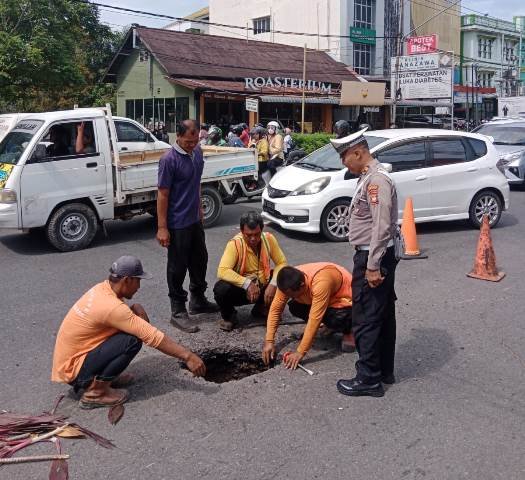 Jalan berlubang di Jalan Sutan Abdurahman akhirnya diperbaiki oleh Dinas PUPR setelah masyarakat mengadukan ke pihak kepolisian, Kamis (13/6). Foto: egi