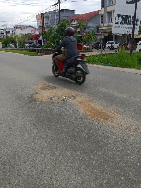 Jalan Serdam kembali mengalami kerusakan. Sejumlah lubang terlihat di beberapa titik. Padahal, jalan yang berlubang tersebut sudah diperbaiki lantaran sebelumnya juga mengalami kerusakan. Apalagi, Jalan Serdam ini belum genap setahun diperbaiki.