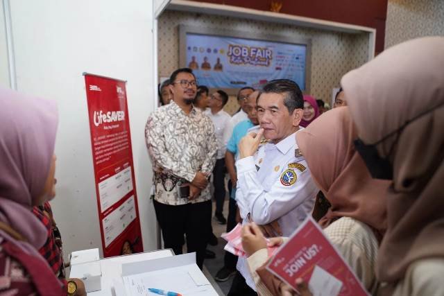 Pj Wali kota Pontianak Ani Sofyan meninjau job fair di Pontianak. Job fair diikuti oleh 14 perusahaan dari berbagai bidang selama dua hari mulai 26 - 28 Juni 2024. Dan job fair kali ini membuka 1.097 lowongan kerja
