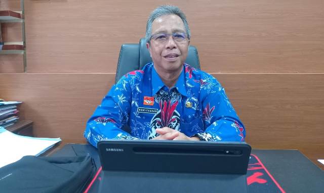 Kepala Dinas Tenaga Kerja dan Transmigrasi (Disnakertrans) Sanggau Roni Fauzan menyebutkan di tahun 2023 angka pengangguran Sanggau terbuka berada diangka 3,86 persen atau sebanyak 10.372 masyarakat usia produktif yang menganggur.