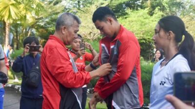 Pj Bupati Kubu Raya Sy Kamaruzaman saat melepas kontingen POPDA Kubu Raya pada Jumat (21/6). Ia berharap agar kontingen POPDA Kubu Ray bisa meraih juara umum