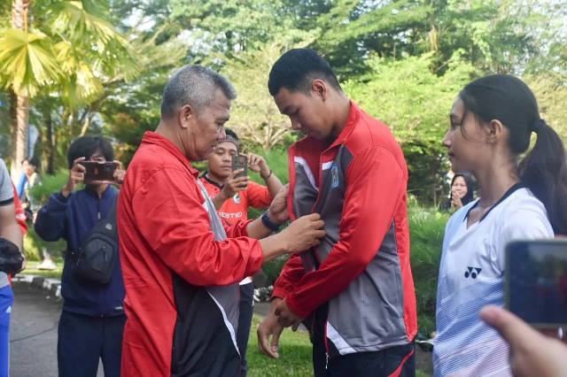 Pj Bupati Kubu Raya Sy Kamaruzaman saat melepas kontingen POPDA Kubu Raya pada Jumat (21/6). Ia berharap agar kontingen POPDA Kubu Ray bisa meraih juara umum