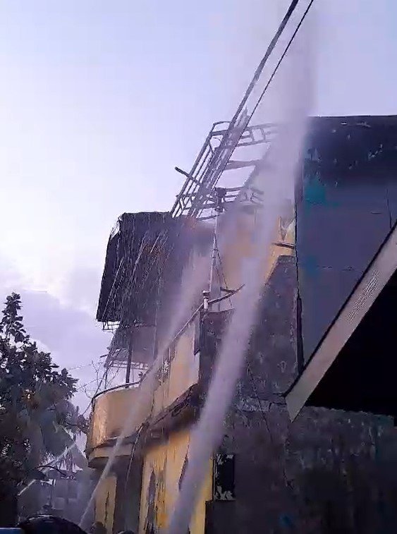 Kebakaran kembali terjadi di Pontianak. Kali ini si jago merah melahap rumah di Gg Bendara, pontianak Parat, Rabu (5/6) pukul 17.45 wib.