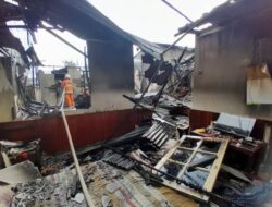 Pemilik Rumah Keluar dari WC Terkejut Rumah Terbakar