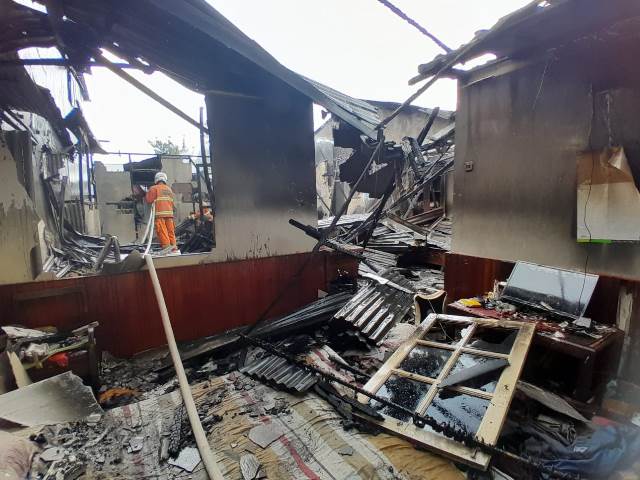 Kebakaran hebat melanda satu unit rumah warga di Jalan Atot Ahmad (Perum 2) Gg. Pajajaran 4 Pontianak, Selasa (4/6) pagi. Foto: egi