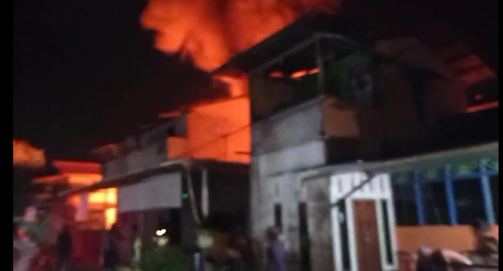Warga Balai Karangan di Kecamatan Sekayam dihebohkan terjadinya kebakaran pada Kamis (13/6) tadi malam.