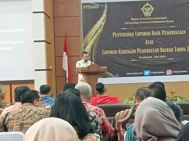 Kepala BPK RI Perwakilan Kalbar, Wahyu Priono saat menyampaikan LHP LKPD TA 2023 dari 10 pemda di Kalbar yang meraih predikat opini Wajar Tanpa Pengecualian (WTP), Jumat (31/5)