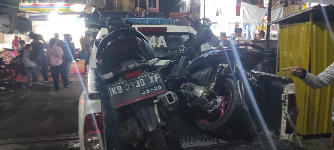 Kecelakaan menimpa dua pengendara sepeda motor di simpang lampu merah Desa Kapur. Satu orang pengendara mengalami luka berat. Foto: egi
