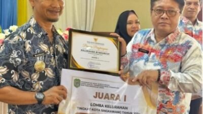 Kepala Dinas Sosial, Pemberdayaan Perempuan dan Perlindungan Anak (Dinsos PPPA) Kota Singkawang Sutiyarto saat menyerahkan hadiah kepada Lurah Nyarumkop yang berhasil menyabet juara 1 lomba kelurahan di Singkawang. Foto: uck