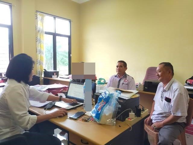 Salah seorang mahasiswi Pontianak berinisial FW (20) diduga diperkosa oleh temannya sendiri berinisial P alias A. Kejadian itu pun dilaporkan ke Polda Kalbar. Korban didampingi kuasa hukumnya Phendi Harthandi dan Jhon Pasulu. Foto: ist