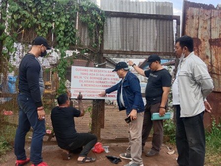 Menantu segel gudang besi bekas milik mertua. Itu lah yang dilakukan oleh CV Borneo Jaya Steel menyegel gudang besi di Jalan 28 Oktober Kelurahan Siantan Hulu, Kecamatan Pontianak Utara yang diklaim oleh CV Cahaya Pelita Agung pada Selasa (18/6). Foto: egi