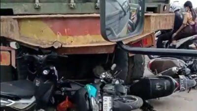 Lima unit motor hancur gegara terlindas truk kontainer yang gagal naik di Jembatan Kapuas II, Jumat (7/6). Foto: ist/tmB