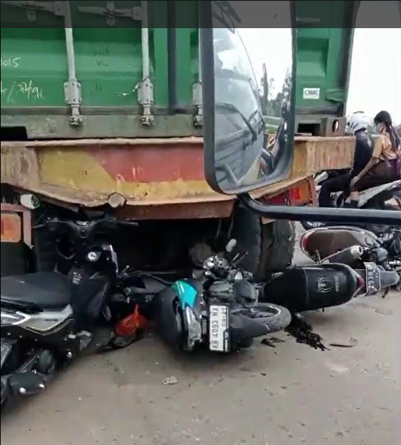 Lima unit motor hancur gegara terlindas truk kontainer yang gagal naik di Jembatan Kapuas II, Jumat (7/6). Foto: ist/tmB