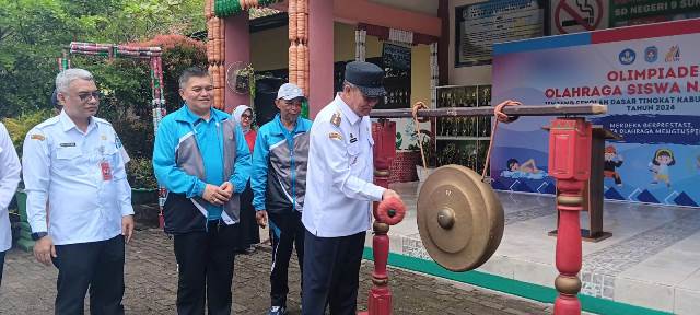 Pj Bupati Kubu Raya Sy Kamaruzaman membuka secara resmi O2SN tingkat SD Kabupaten Kubu Raya, Rabu (12/6). Dan untuk pertama kalinya cabor galah siswa dipertandingkan di O2SN SD Kubu Raya
