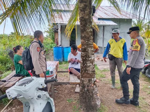 Kapolsek Delta Pawan dan anggota mengantarkan pria misterius di Ketapang yang telah tiga hari bersembunyi di dalam semak rawa. Ia bersembunyi tanpa mengenakan pakaian. Foto: ist/tmB/egi