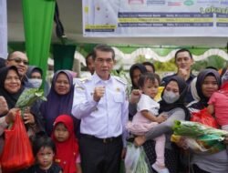 Warga Antre Beli Sembako Murah Rp70 Ribu