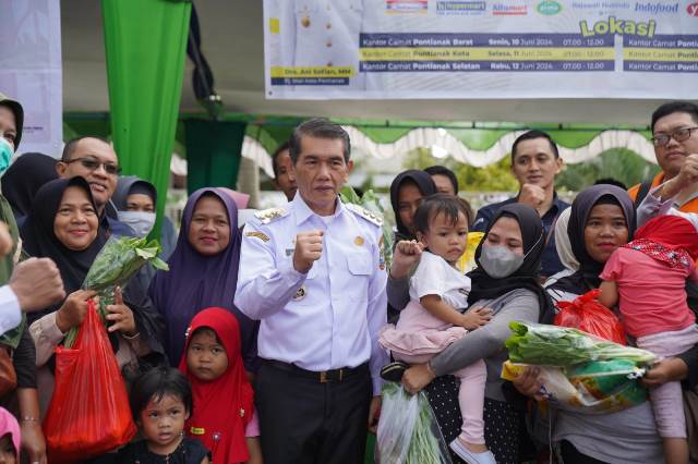 Pj Wali kota Pontianak Ani Sofyan saat meninjau langsung operasi pasar di Pontianak yang digelar di halaman Kantor Camat Pontianak Selatan, Rabu (12/6).