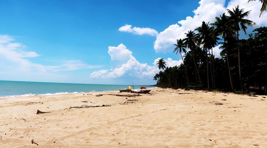 Pantai Putri Serayi atau Pantai Jawai menonjol dengan keelokannya. Terletak di Desa Jawai Laut, Kecamatan Jawai Selatan, Kabupaten Sambas, Kalimantan Barat, pantai ini menawarkan pemandangan alam yang sangat memukau dengan pasir putihnya yang lembut, bukit-bukit hijau, dan formasi batuan yang menambah kesegaran pandangan. Foto: iki