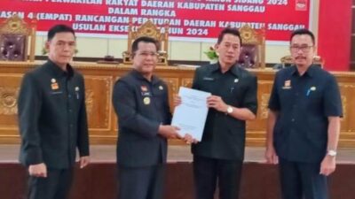 Pj Bupati Sanggau Suherman menyerahkan draft empat raperda kepada Wakil Ketua DPRD Sanggau, Acam disela rapat paripurna, Selasa (4/6)