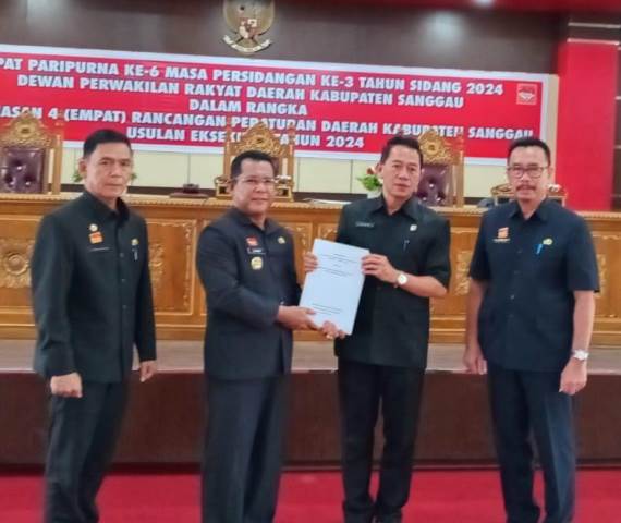 Pj Bupati Sanggau Suherman menyerahkan draft empat raperda kepada Wakil Ketua DPRD Sanggau, Acam disela rapat paripurna, Selasa (4/6)