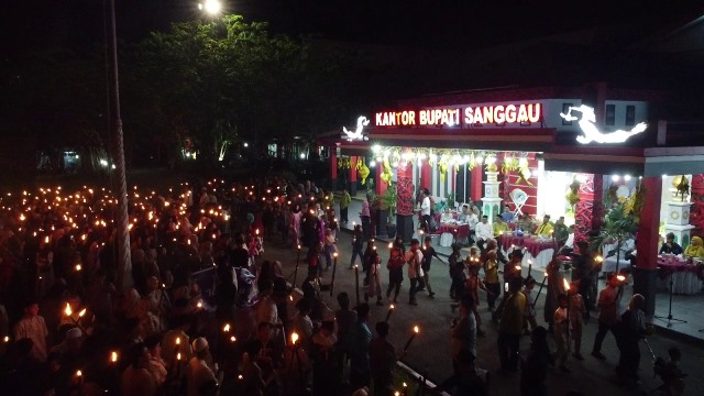 Pawai Obor di Sanggau sambut Hari Raya Idul Adha 1445 Hijriah diikuti ribuan orang umat muslim dari berbagai ormas Islam, pengurus mesjid maupun pelajar, Minggu (16/6) malam. Foto: pek