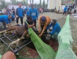 Masjid Agung Sanggau Distribusikan Daging Kurban Hingga ke Kampung
