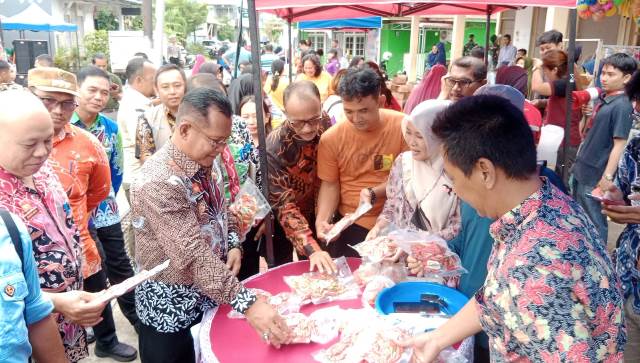 Pj Bupati Sanggau Suherman meninjau Gerakan Pangan Murah di Sanggau yang menjual berbagai sembako murah dalam rangka menghadapi Idul Adha 1445 H sekaligus menekan inflasi, Kamis (13/6)