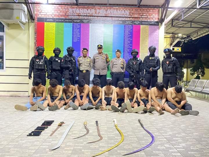 Untuk kesekian kalinya, Polres Singkawang menggagalkan sekelompok remaja Singkawang yang hendak tawuran pada Kamis (6/6) dinihari. Dan 11 remaja pun diamankan ke kantor polisi. Foto: uck