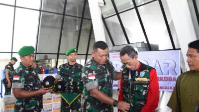Danrem 121/ABW Brigjen TNI Luqman Arief saat mengenakan rompi Radar Embrio Antinarkoba kepada personel di Entikong. Program yang diluncurkan pada Kamis (27/6) itu untuk mencegah penyelundupan narkoba dari negeri jiran. Foto: ist/pek
