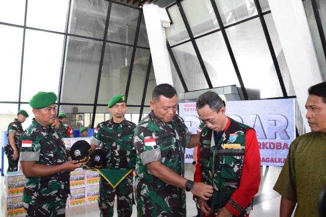 Danrem 121/ABW Brigjen TNI Luqman Arief saat mengenakan rompi Radar Embrio Antinarkoba kepada personel di Entikong. Program yang diluncurkan pada Kamis (27/6) itu untuk mencegah penyelundupan narkoba dari negeri jiran. Foto: ist/pek
