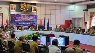 Pj Bupati Sanggau, Suherman saat rakortek sub urusan bencana, Selasa (11/6) berharap seluruh stakeholder seperti unsur pemerintah, TNI/Polri, swasta diharapkan sangat penting untuk solid menangani bencana di Sanggau. Foto: pek