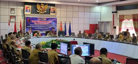 Pj Bupati Sanggau, Suherman saat rakortek sub urusan bencana, Selasa (11/6) berharap seluruh stakeholder seperti unsur pemerintah, TNI/Polri, swasta diharapkan sangat penting untuk solid menangani bencana di Sanggau. Foto: pek