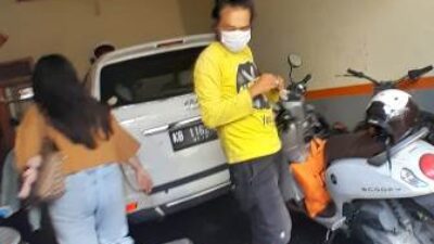 Kantor CV MAS milik Agustinus yang terletak di Jalan Hijas Pontianak ternyata sebuah bengkel modifikasi motor. Namun, keberadaan Agutinus tidak dapat diketahui hingga sekarang setelah ia diduga melakukan penipuan proyek angkutan bauksit lima tahun silam yang uangnya tidak bisa dikembalikan sampai sekarang. Foto: tim berkatnewstv