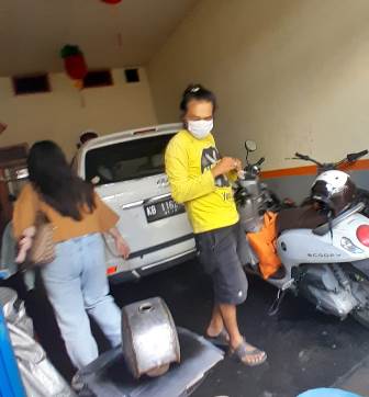 Kantor CV MAS milik Agustinus yang terletak di Jalan Hijas Pontianak ternyata sebuah bengkel modifikasi motor. Namun, keberadaan Agutinus tidak dapat diketahui hingga sekarang setelah ia diduga melakukan penipuan proyek angkutan bauksit lima tahun silam yang uangnya tidak bisa dikembalikan sampai sekarang. Foto: tim berkatnewstv