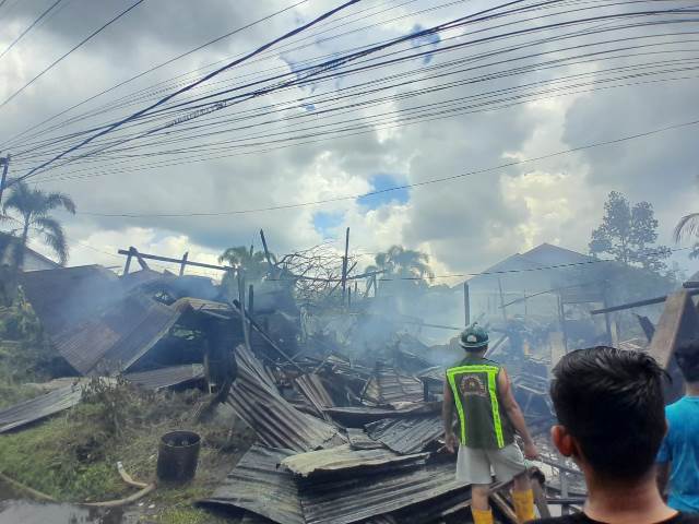 Satu unit rumah kayu di Gang Dinasti 1 Jalan Purnama, Pontianak Selatan hangus terbakar di lahap si jago merah, Sabtu (29/6). Foto: egi