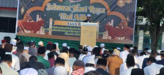 Ketua MUI Sanggau H. Nasri H Razali sebagai khatib dalam ceramahya saat salat Idul Adha di halaman Kantor Bupati Sanggau, Minggu (17/6). Ia mengajak umat muslim untuk meneladani berkurbannya Nabi Ibrahim. Foto: pek