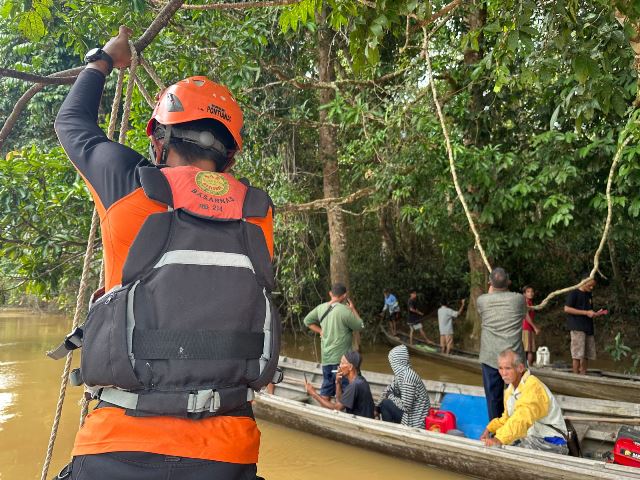 Seorang pemancing hilang secara misterius di Sungai Landak. Tim SAR gabungan dibantu warga sedang berupaya melakukan pencarian, Senin (24/6). Foto: ist/SAR/tmB