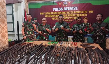 Komandan Korem 121/Abw Brigjen TNI Luqman Arief selaku Dankolakops Rem 121/Abw saat menerima menerima penyerahan barang hasil pengumpulan sitaan 110 senjata api peninggalan PGRS / Paraku, Selasa (11/6). Foto: ist/tmB/egi