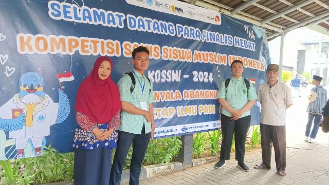 Kabar gembira datang dari dua orang siswa MAN 2 Pontianak, Zayyan Nahrul Ilmi dan Nurfahmi Qalam Haqiqi. Keduanya berhasil menorehkan prestasi membanggakan di tingkat nasional dengan meraih bronze medal dalam Kompetisi Sains Siswa Muslim Indonesia (KOSSMI) yang diselenggarakan di Universitas Gajah Mada Yogyakarta.