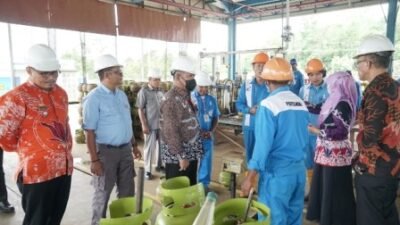 Tim gabungan yang dipimpin langsung Pj Bupati Sanggau Suherman menemukan kalibrasi timbangan elektronik SPBE yang tidak berlaku lagi. Timbangan itu ditemukan ketika tim melakukan sidak di Stasiun Pengisian Bulk Elpiji (SPBE) di Desa Sungai Mawang, Kamis (13/6). Foto: pek