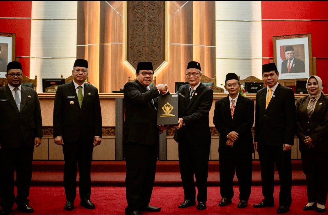 Penyerahan Laporan Hasil Pemeriksaan (LHP) atas LKPD Tahun Anggaran 2023 Pemprov Kalbar diserahkan langsung Auditor Keuangan Utama BPK RI Laode Nusriadi kepada Ketua DPRD Kalbar dan Pj Gubernur Kalbar dalam rapat paripurna, Kamis (6/6). Foto: rob